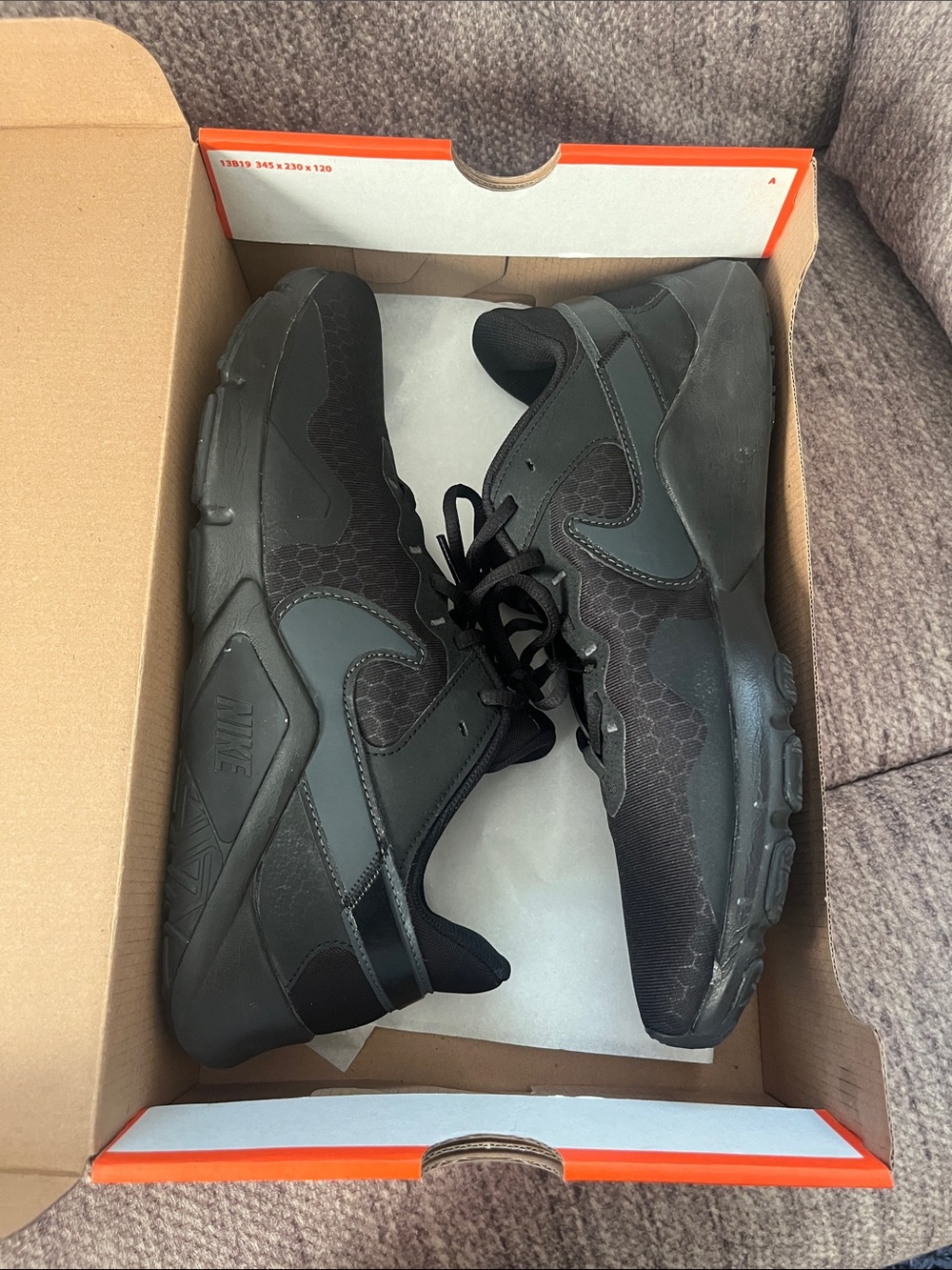Nike Legend Essential 2 Men’s Black Casual Sneakers like new size 12